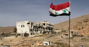 Drapeau syrien flottant derrière le désastre